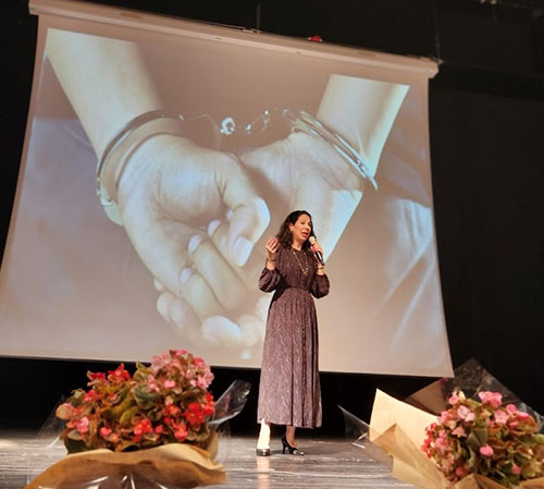 נעמה אביעד מנחה את הסדנה "אשת המהפכה", במסגרת כנס חדשנות בלמידה של החברה למתנסים