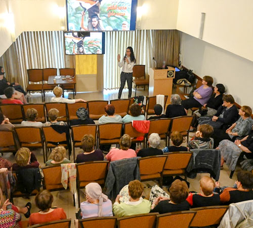 נעמה אביעד מול קהל בסדנה לארגון "בני ברית" בירושלים